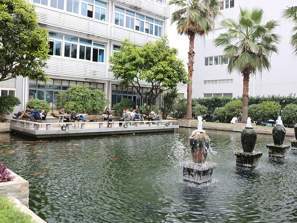 東莞潤東方環(huán)?？照{(diào)公司銷售部戶外休息區(qū)