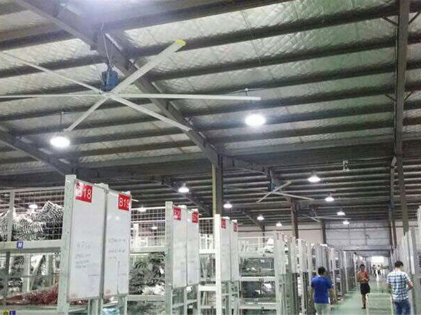 電器生產(chǎn)車(chē)間安裝工業(yè)風(fēng)扇給廠(chǎng)房車(chē)間通風(fēng)降溫